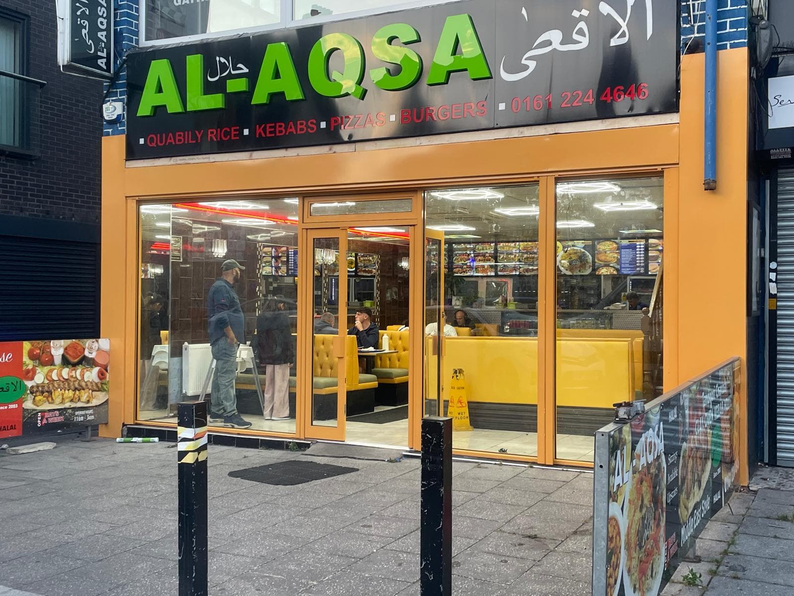 Corner shopfront unit with frameless glass panels