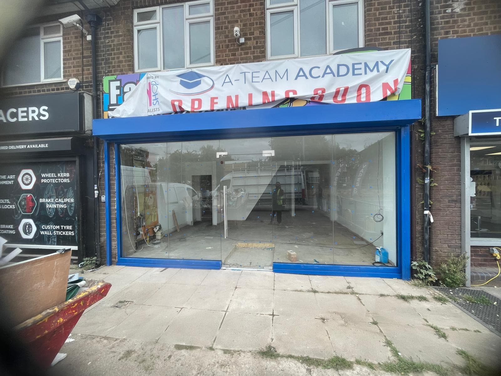 Large-format glazed shopfront for restaurant premises